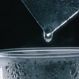 在寒冷的表面上的水汽凝结