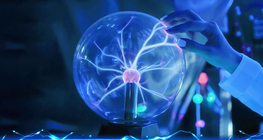 谁发现电子是带负电的？