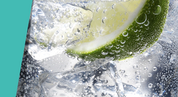 在黑暗的水中发光